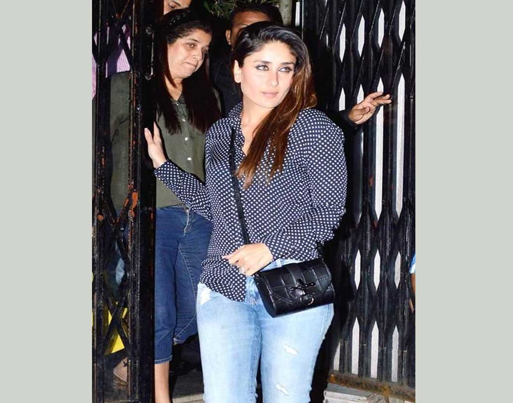 করিনা কপূর নাকি টানা তিন-চার দিন একই জিন্স পরতে ভালবাসেন। এটা বেশ উপভোগও করেন তিনি। একটি সাক্ষাৎকারে এমনটাই বলেছিলেন বেবো।