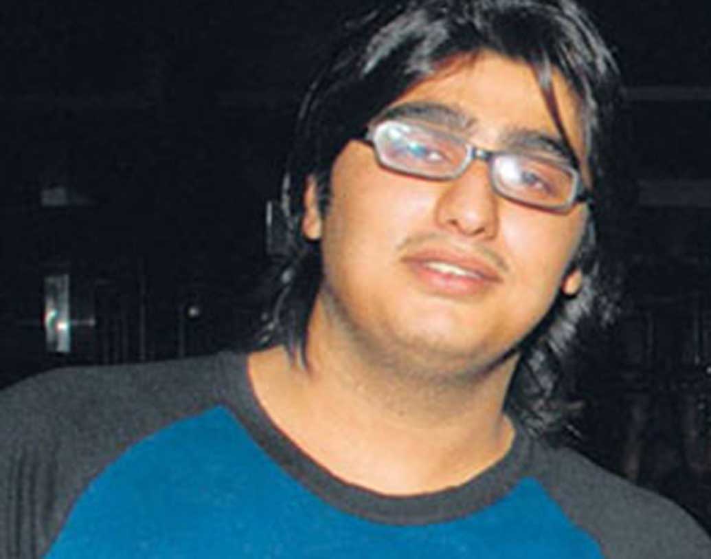 এক চ্যাট শো-তে এসে অর্জুন কপূর বলেছিলেন সলমন খানের বোন অর্পিতার সঙ্গে নাকি তাঁর সম্পর্ক ছিল। তবে তা ভেঙে যায় অর্জুনের স্থূল চেহারার কারণে।