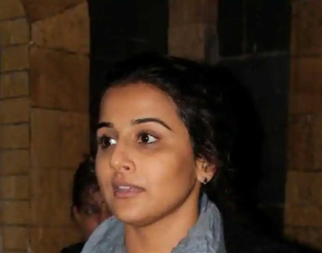 বিদ্যা বালন নাকি একবার মুম্বইয়ে বাড়ি কেনার জন্য কর্তৃপক্ষকে ঘুষ দিয়েছিলেন, তবে পরে সেই বাড়ি কেনেননি। বিদ্যার মনে যথেষ্ট অনুশোচনাও রয়েছে নাকি এর জন্য।