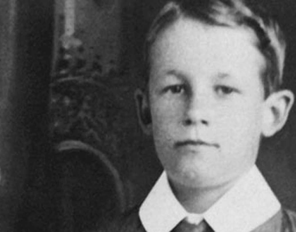 স্কুলে পড়াশোনার সময় ব্র্যাডম্যানের প্রিয় বিষয় ছিল গণিত।