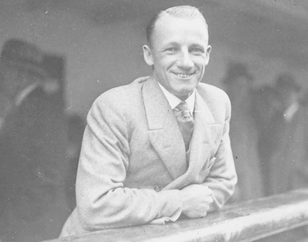 অস্ট্রেলীয় ক্রিকেটারদের মধ্যে একমাত্র ব্র্যাডম্যানকেই নাইটহুড উপাধি দেওয়া হয়েছে। তিনি ‘স্যর’ হন ১৯৪৯ সালে। ক্রিকেটে অবদানের জন্য তাঁকে নাইটহুড দেওয়া হয়।