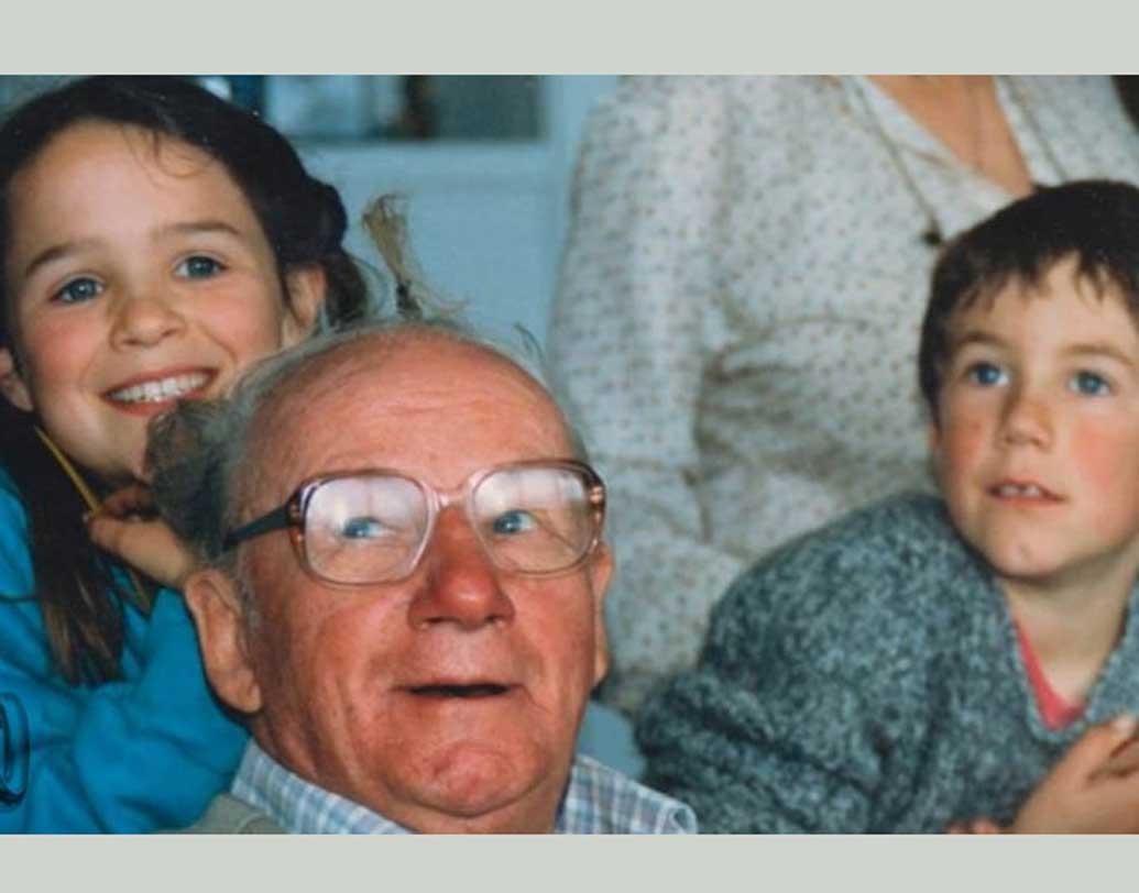 নাতি নাতনি গ্রিটা আর টমের সঙ্গে সময় কাটাতে সবচেয়ে বেশি ভালবাসতেন ব্র্যাডম্যান। খেলাচ্ছলে দাদুর চুলে ঝুঁটি পর্যন্ত বেঁধে দিত দুই খুদে।