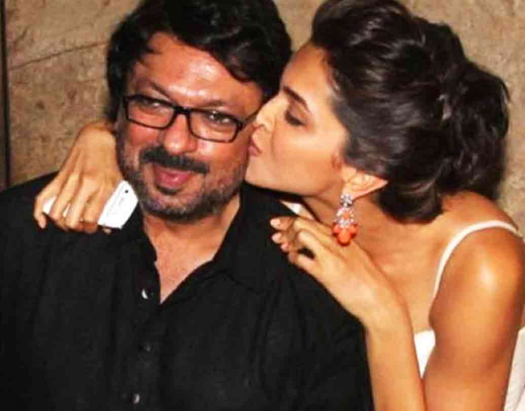 ‘পদ্মাবত’-এ জহরব্রত পালনের সময়ে দীপিকার পরনের পোশাকটি কথা প্রায় সকলেরই মনে আছে। প্রায় ২০ লক্ষ টাকা মূল্যের সেই পোশাকটি দীপিকাকে উপহারই দিয়ে দিয়েছিলেন পরিচালক সঞ্জয় লীলা ভন্সালী।