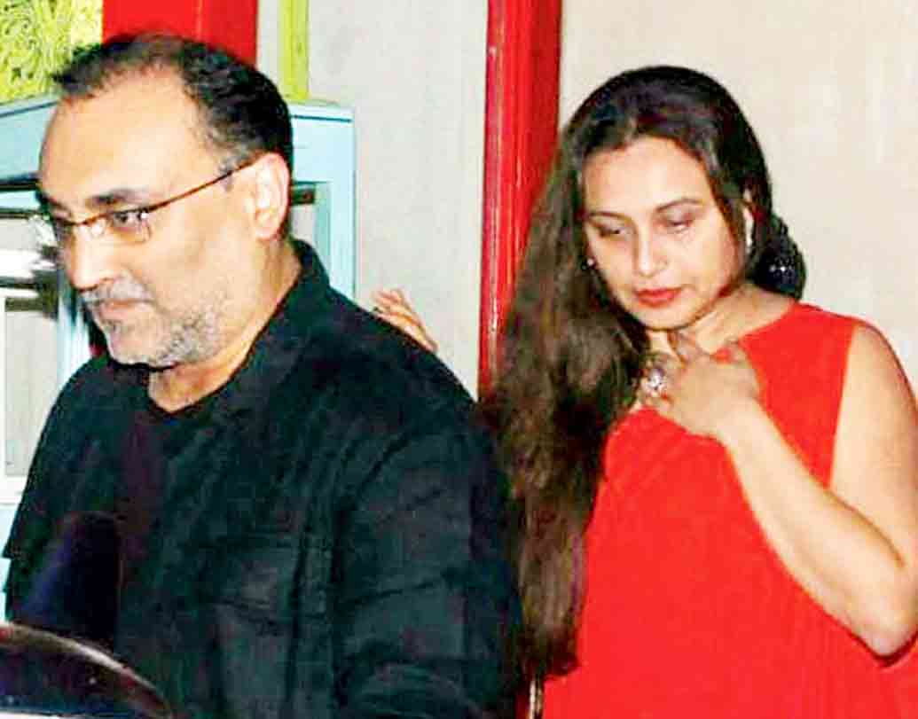 প্রেম আর তা থেকে বিয়ে। তার আগে কিন্তু রানি মুখোপাধ্যায়ের প্রযোজক আর মেন্টরই ছিলেন আদিত্য চোপড়া। এই আদিত্য চোপড়াই এক বার রানিকে একটা অডি গাড়ি উপহার দিয়েছিলেন। যার মূল্য প্রায় ১ কোটি ২৫ লক্ষ টাকার কাছাকাছি।