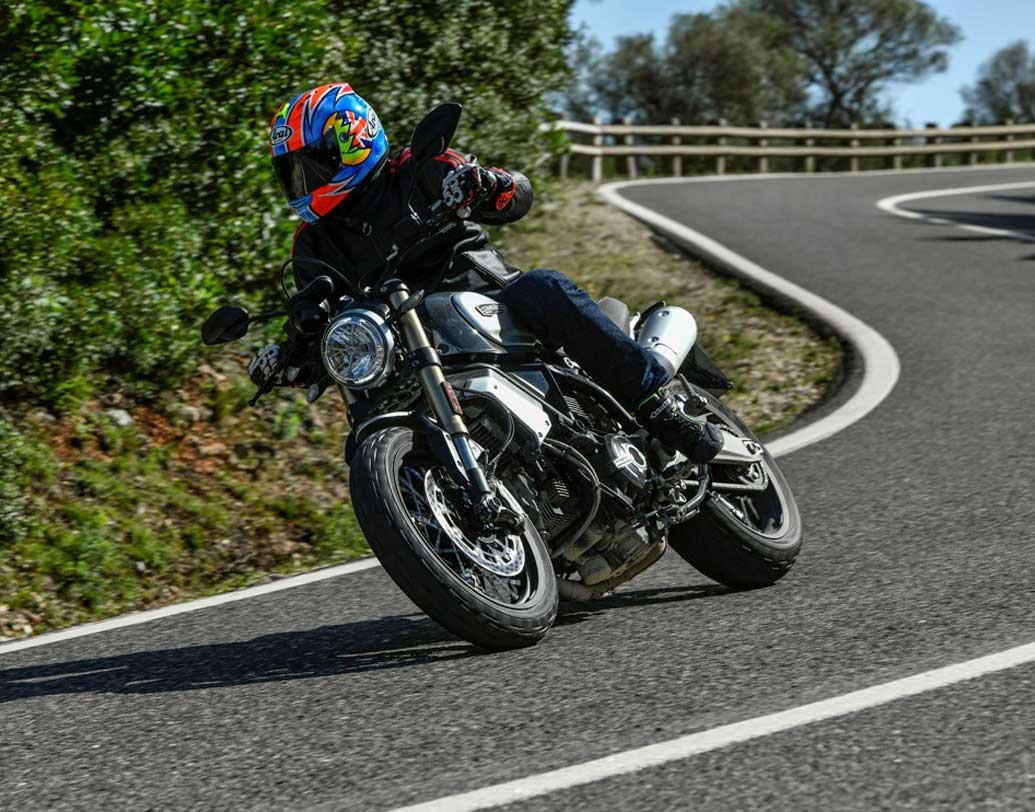 ৭৬০০ আরপিএমে ৮৫ বিএইচপি ও ও ৪,৭৫০ আরপিএমে ৮৮ এনএম পিক টর্ক পাওয়া যাবে ডুকাটির এই বাইকে। এটি বাইকপ্রেমীদের উদ্দীপনার গতি আরও বহু গুণ বাড়িয়ে দেবে বলেই মনে করছেন বিশেষজ্ঞরা।