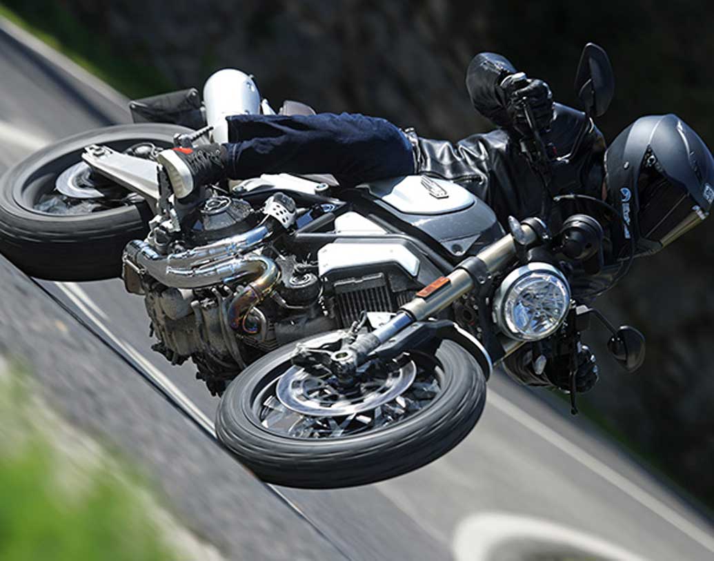 ডুকাটির এই বাইকের স্পোার্টস রেঞ্জটি মিলবে ৬২ ইয়েলো ও শাইনিং ব্ল্যাকে। স্পেশাল রেঞ্জটি মিলবে ভাইপার ব্ল্যাক ও কাস্টম গ্রে-তে। থাকছে ইয়েলো হাইলাইটসও।