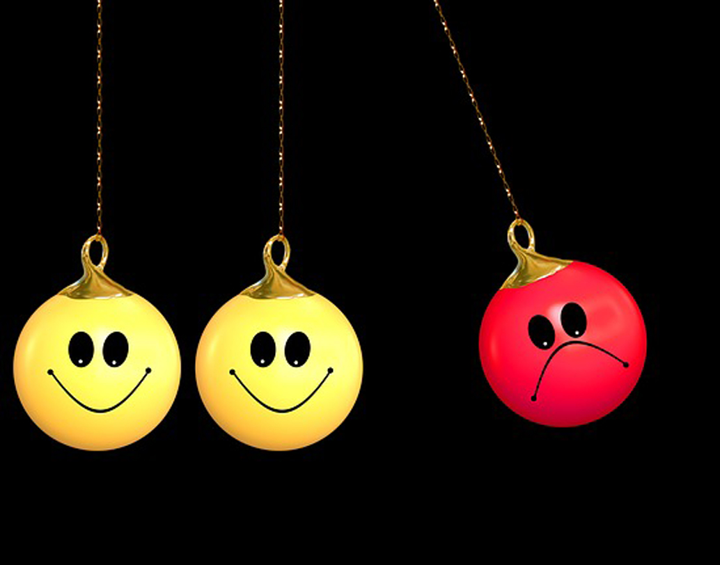 একাধিক সন্তান থাকলে এই তুলনা অনেক সময় বাড়ির মধ্যেও চলে। এক জন যদি অপরের চেয়ে কোনও কিছুতে এগিয়ে থাকে, তখন অনেক অভিভাবক দুই সন্তানের মধ্যেই তুলনা টানেন। এও খুব ক্ষতিকর। বিশেষত, সন্তানদের মধ্যে প্রতিযোগিতার বীজ ঢুকে যায় এতে। অতএব সাবধান! ছবি: শাটারস্টক।