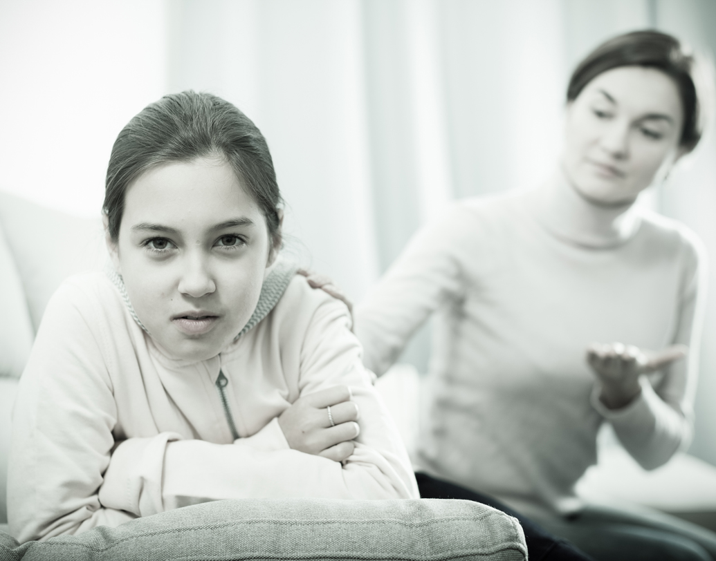 সাংসারিক নানা বিরক্তির মধ্যে খুব সহজ কাজও সন্তান ঠিক মতো সামলাতে না পারলে রাগ হয়ই। তবু, সন্তানের স্বার্থেই এই রাগ দমিয়ে কথা বলুন। হতেই পারে কোনও বিশেষ কারণে ও এই কাজ করতে সক্ষম হয়নি। দরকারে কী ভাবে কাজটা করলে সফল হত  সে কৌশল ওকে শেখান। কিন্তু ‘কোন কাজটা পারিস’ জাতীয় কথা বলে ওকে হেয় করবেন না। ছবি: শাটারস্টক।