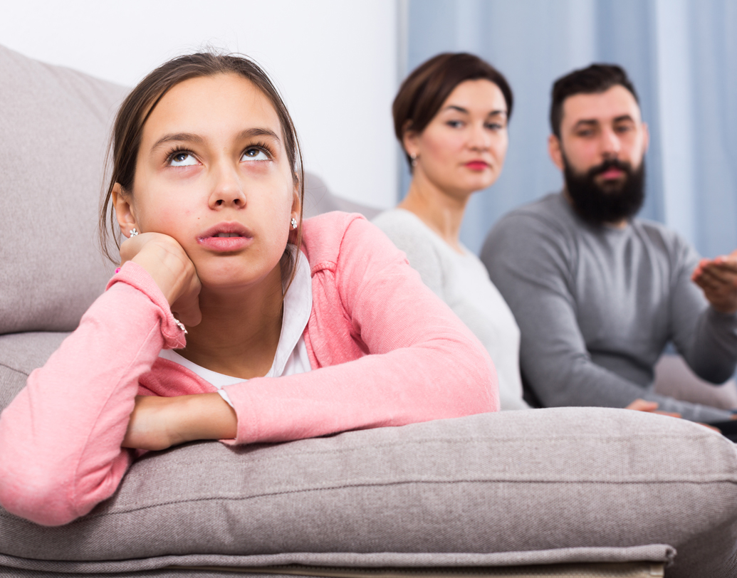 সন্তানের খুব কাছের বন্ধুকে নিয়ে খারাপ কোনও মন্তব্য করবেন না। যদি একান্তই বোঝেন, এই সঙ্গ ওর ক্ষতি করছে, তা হলে  জোরাজুরি না করে বুদ্ধি খাটিয়ে, দরকারে ওর সঙ্গে খোলামেলা আলোচনা করে সেই সঙ্গ থেকে ওকে দূরে রাখুন। আলোচনার সময় ওর সঙ্গে বন্ধুর মতো মিশুন। ছবি: শাটারস্টক।