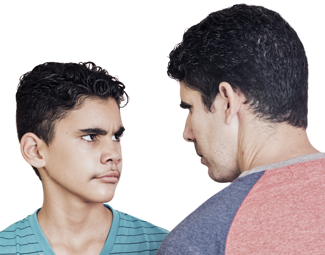 বাড়িতে কোনও আলোচনা হলে, সে মত প্রকাশ করতে এলেই কি রে রে করে ওঠেন? ‘কিছুই বুঝিস না’, বা ‘তুই বুঝবি না’ বলে ধমক দেন? সর্বদা এমন করবেন না। এতে পরিবারে তার গুরুত্ব নেই ভেবে সে অভিমানী হয়ে ওঠে। বরং কিছু বিষয়ে ওর মতটাও গ্রহণ করুন। ছোট থেকেই মতপ্রকাশে স্বাধীনতা পেলে ও মানুষ হিসাবেও সুন্দর হবে। ছবি: শাটারস্টক।