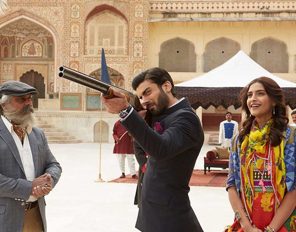 রাজস্থানের অামের দুর্গে শুটিং হয়েছিল সোনম কপূর ও ফাওয়াদ খান অভিনীত ‘খুবসুরত’ ছবির। পর্যটকদের কাছে অসম্ভব জনপ্রিয় এই দুর্গটি। এই দুর্গেও রয়েছে ‘রয়্যাল স্টে’-র ব্যবস্থা। ‘বাজিরাও মস্তানি’ ছাড়াও মধুবালা, দিলীপ কুমারের ‘মুঘল-এ-আজম’ ছবির ‘পেয়ার কিয়া তো ডরনা ক্যয়া’ গানটির খানিকটা শুটিংও এই দুর্গের শিসমহলে হয়েছে।