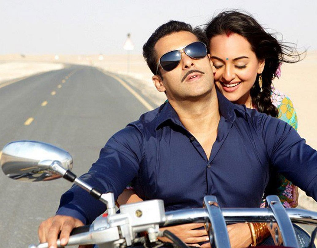 ২০১০ সালে ‘দবঙ্গ’ ছবিটি দিয়ে বলিউডে হাতখড়ি হয় সোনাক্ষি সিংহের। সলমন খানের বিপরীতে।