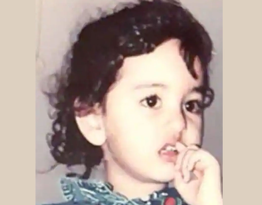 আর সলমন যে দিন ডেবিউ ছবি করলেন সোনাক্ষি তখন মাত্র এক বছরের।