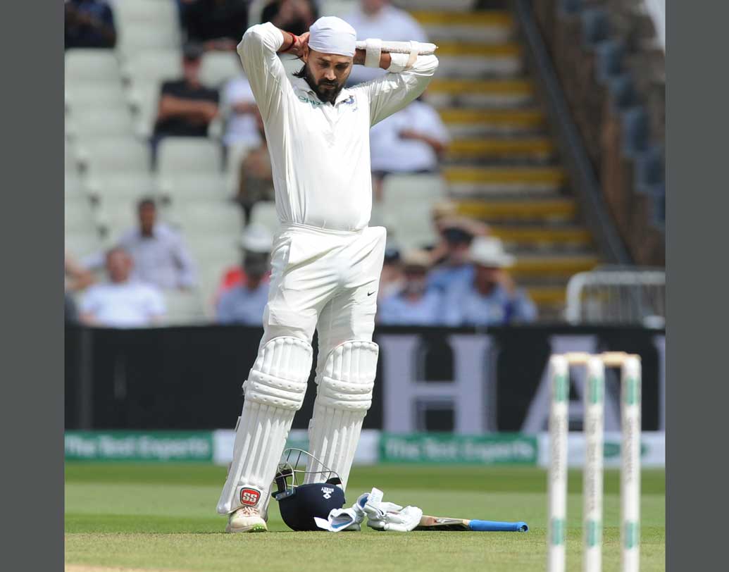 মূরলী বিজয়: ইংল্যান্ডের বিপক্ষে তাদের মাটিতে ২০১৪ সালে প্রথম টেস্টে ১৪৬ রান করেন। ওই সিরিজের দ্বিতীয় টেস্টের প্রথম ইনিংসে ৫২ ও দ্বিতীয় ইনিংসে ৯৫ রান করেন এই ওপেনার। এরপরই ব্যর্থতার শুরু। পরবর্তী ৫ ইনিংসে করেন মাত্র ৮৫ রান। ২০১৮ সালের চলতি সিরিজে পেয়ে দুই টেস্টের ৪ ইনিংসে করেছেন মাত্র ২৬ রান।