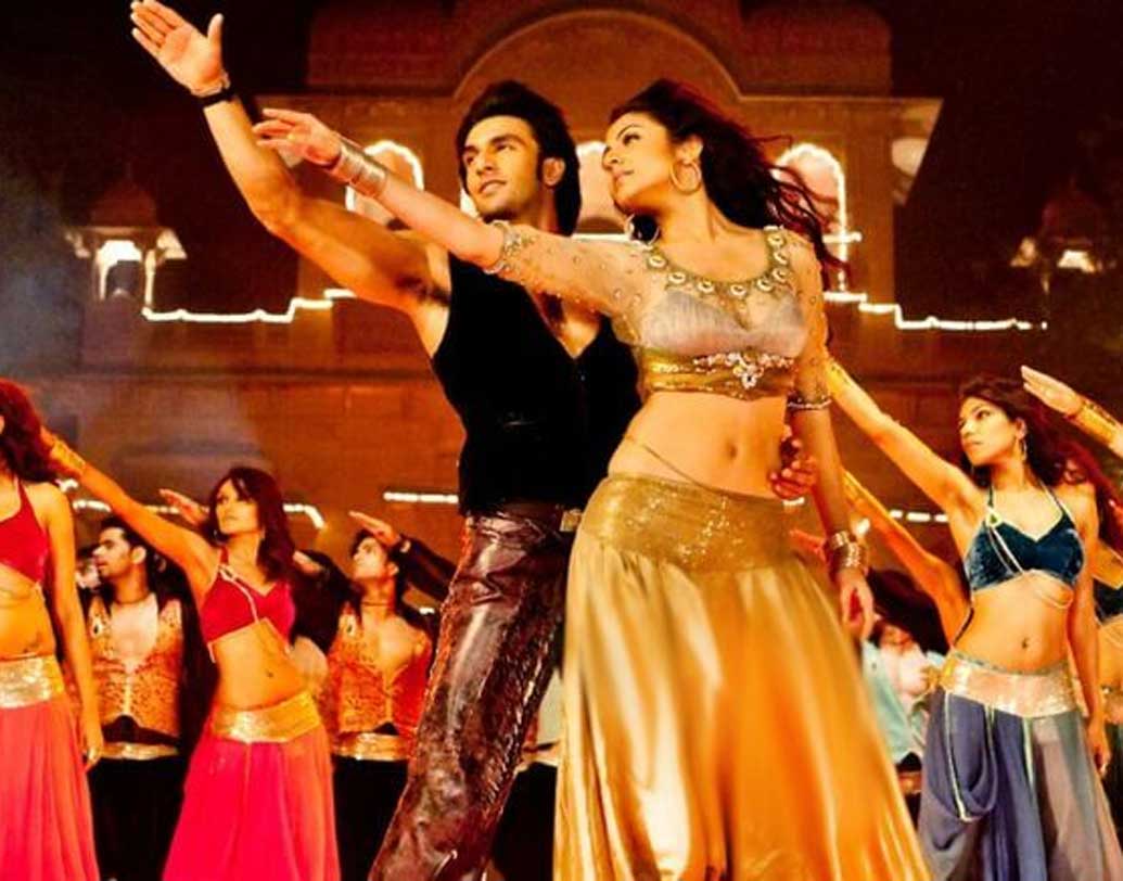 ‘ব্যান্ড বাজা বারাত’ ছবির শুটিং হয়েছিল বিকানেরের লালগড় প্রাসাদে।‘দম দম মস্ত হ্যায়’ গানটির কথা মনে পড়তেই পারে ঐতিহাসিক এই স্থানে বেড়াতে গেলে। আর থাকতেও পারেন অবশ্যই।