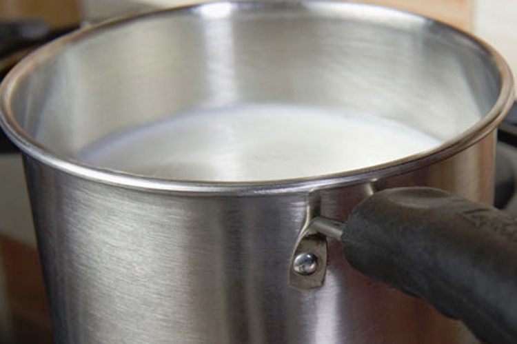 mother and grandmother burnt when boiling milk