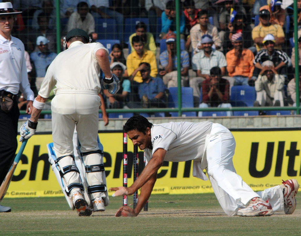 অনিল কুম্বলে- টেস্টে ভারতীয়দের মধ্যে সর্বোচ্চ উইকেট প্রাপকদের তালিকায় বর্তমান ভারতীয় কোচ অনিল কুম্বলের নাম রয়েছে সবার উপরে। ১৩২টি টেস্ট খেলে তাঁর ঝুলিতে ৬১৯টি উইকেট রয়েছে। ৩৫ বার ৫ উইকেট এবং ৮ বার ১০ উইকেট পাওয়ার নজিরও রয়েছে তাঁর।