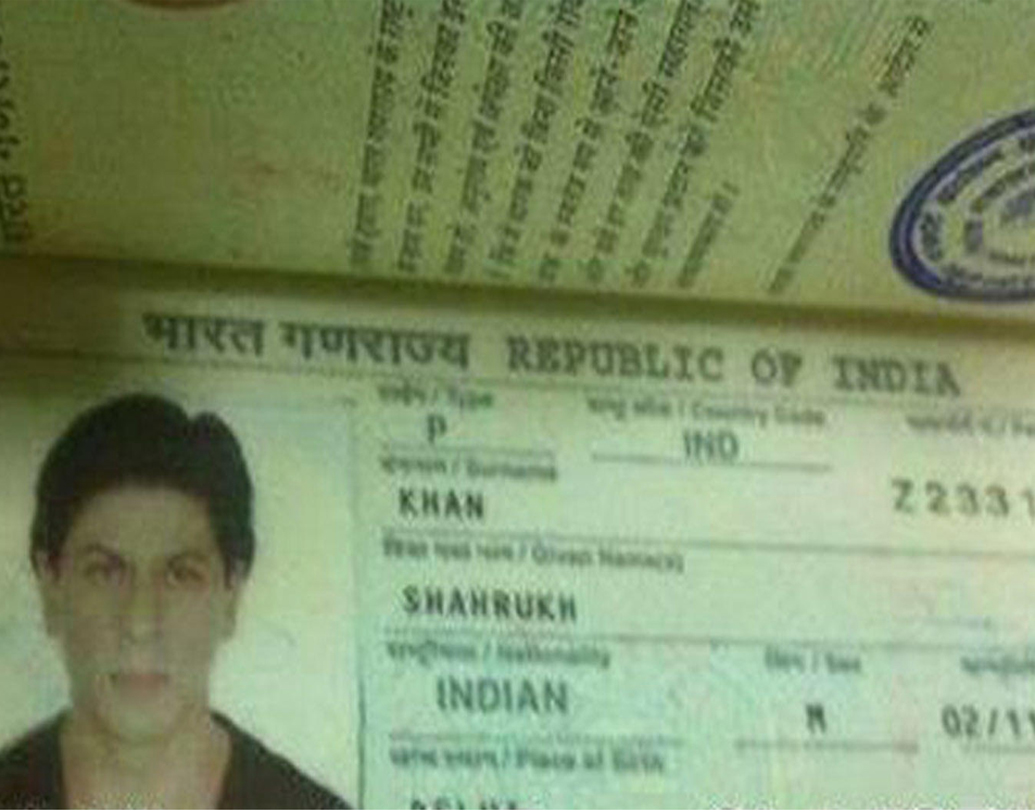 শাহরুখ খান: বলিউড বাদশা কিং খান। তাঁর নাকি বয়স এখনও একটুও বাড়েনি। আট থেকে আশি সব্বাই যাঁর জন্য পাগল। পাসপোর্টের ছবিতে আপনার প্রিয় হিরোকে কেমন লাগছে বলুন তো?