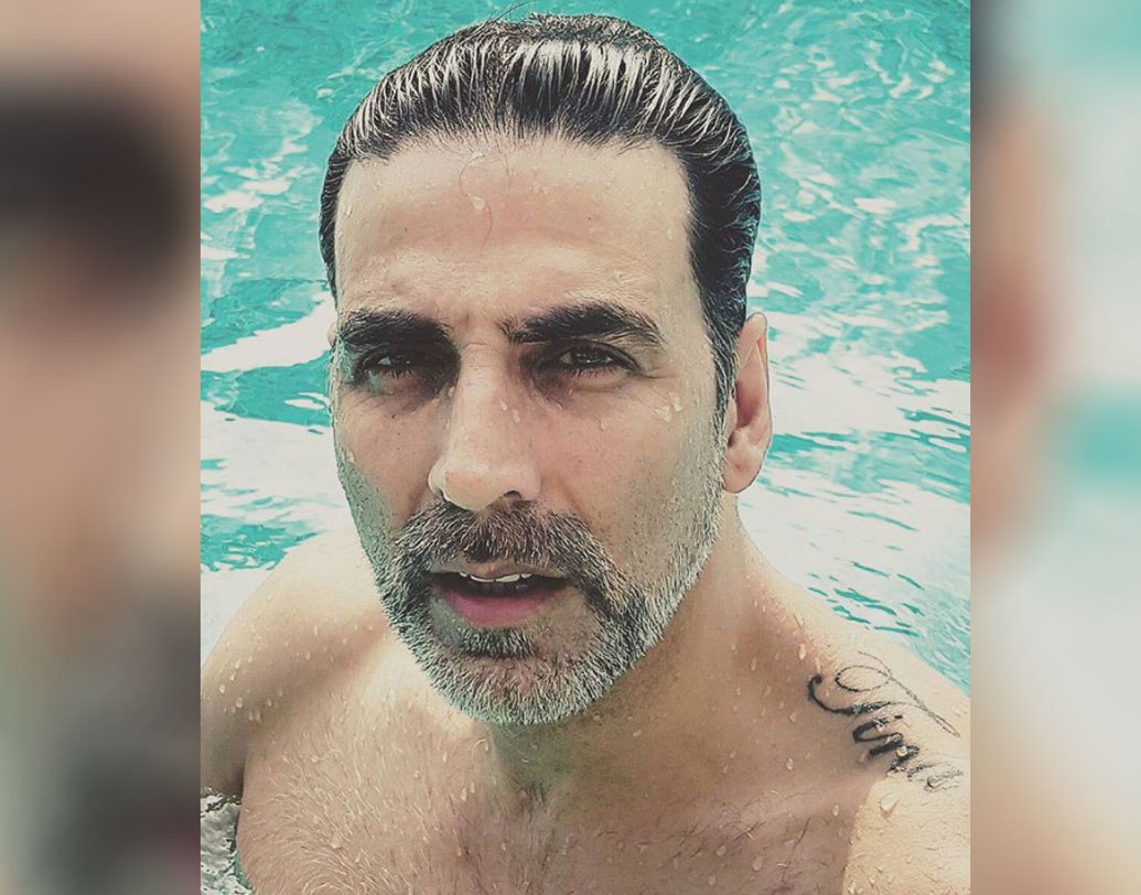 খানিকটা জুতো বদলানোর ছলেই ট্যাটু বদলে থাকেন অক্ষয় কুমার। অক্ষয়ের পিঠে ছেলে আরভের নাম জ্বলজ্বল করে। আবার খুব সম্প্রতিই স্ত্রী টুইঙ্কলের নামও ট্যাটু করিয়েছেন আক্কি। টুইঙ্কলের ডাক নাম টিনালেখা সেই ট্যাটুটি রয়েছে অক্ষয়ের কাঁধে।