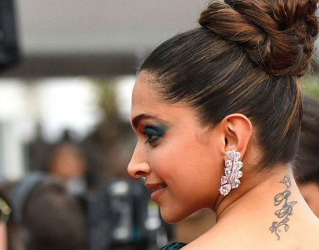 সম্পর্ক আসে আর যায়। কিন্তু ট্যাটু যেন যায় না। ঠিক যেমনটা দীপিকার ক্ষেত্রে। বেশ কারুকার্য করেই ‘আরকে’-এর নাম ট্যাটু করেছিলেন দীপিকা। এখনও পিকুর ঘাড়ে কাছে জ্বলজ্বল করছে সেই ট্যাটু। রণবীর কপূরের সঙ্গে প্রেম করার সময় এই ট্যাটু বানান দীপিকা।