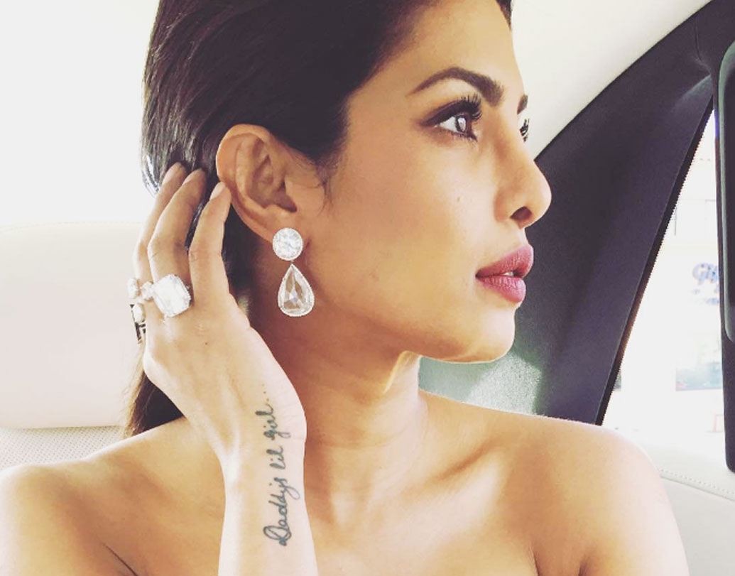 বহুদিন আগেই ডান হাতে ট্যাটু করে ফেলেছিলেন প্রিয়ঙ্কা চোপড়া। আর দেশি গার্লের সেই ট্যাটুতে লেখা রয়েছে ‘ড্যাডিজ লিল গার্ল’।