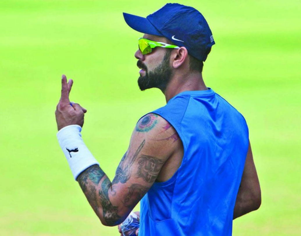 কম করে ৮টি ট্যাটু রয়েছে বিরাট কোহালির শরীরে। সামুরাই যোদ্ধা এবং গোল্ডেন ড্রাগনেরও ট্যাটু রয়েছে ভারতীয় ক্রিকেট দলের ক্যাপ্টেনের হাতে। শক্তি, নিয়মানুবর্তিতা, সীমাবদ্ধতা এসবের প্রতীক হিসেবে কাজ করে এই প্রতীকগুলি।