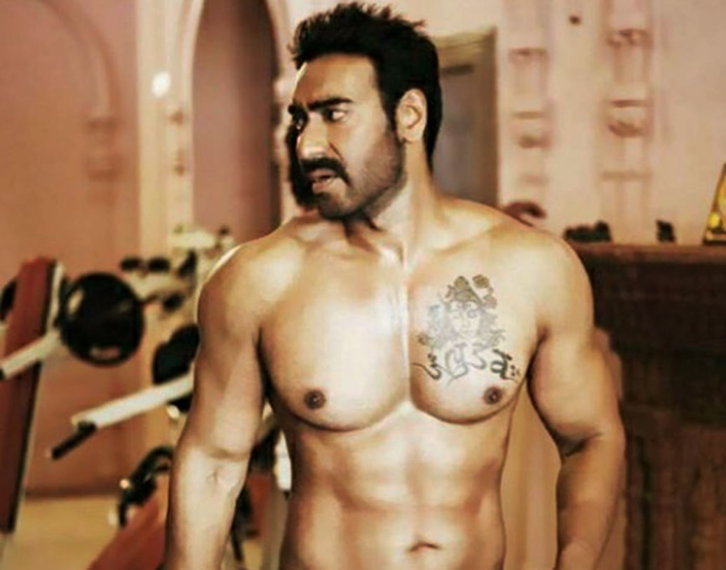 শিবের ট্যাটু রয়েছে অজয় দেবগণের বুকে। বেশ কিছু ছবিতেও দেখা গিয়েছে অজয়ের এই ট্যাটু।