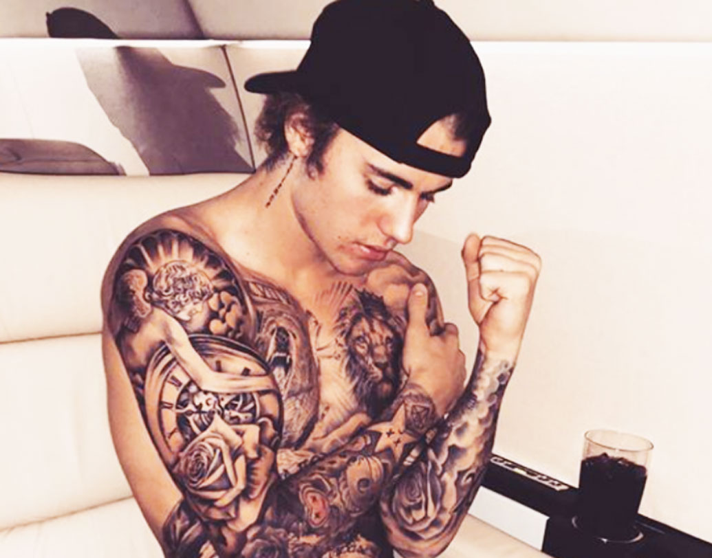 গোটা বিশ্বে বোধ হয় জাস্টিন বিবারের মতো ট্যাটু পাগল দ্বিতীয় আর কেউ নেই। ৪০টি ট্যাটু রয়েছে তাঁর শরীরে। তাঁর কানের এক্কেবারে নীচেই রয়েছে ‘পেসেন্স’ লেখা ট্যাটু।