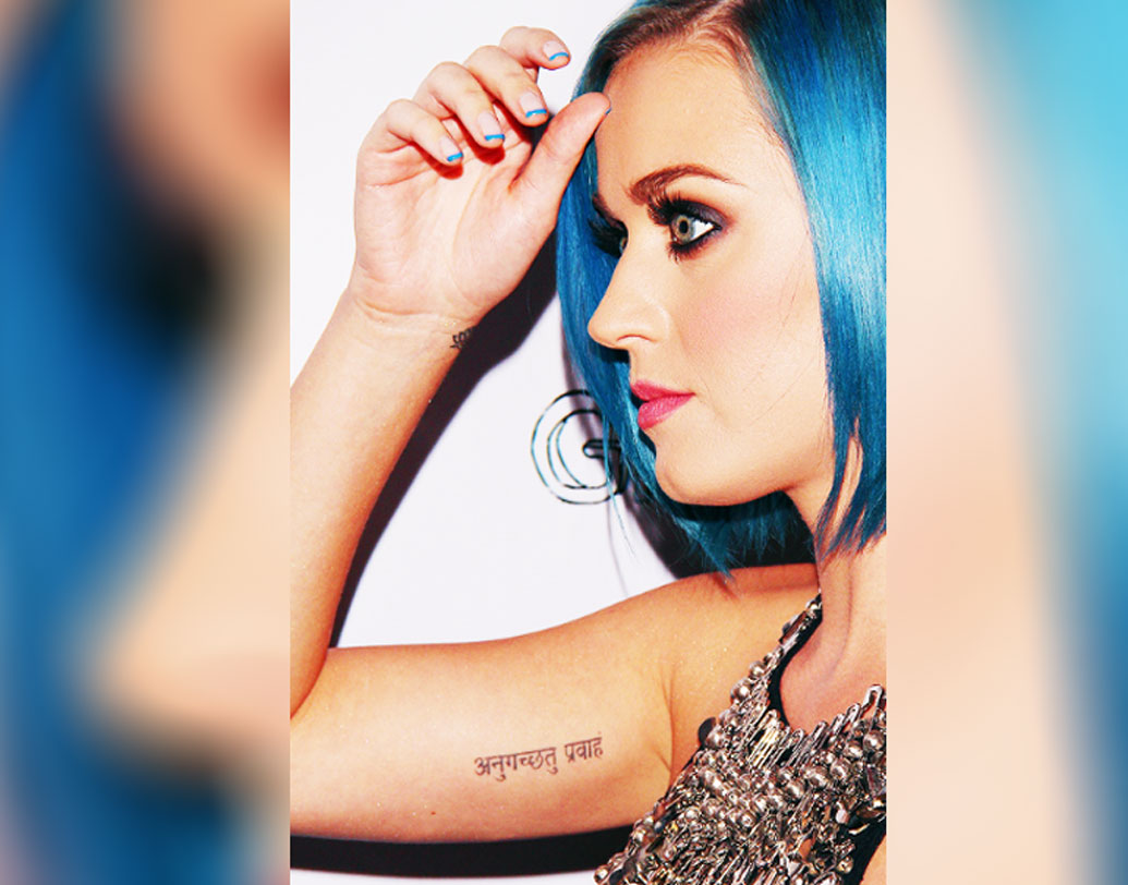 আমেরিকান গায়িকা কেটি পেরির হাতে আবার সংস্কৃতে ট্যাটু করা আছে। সেখানে লেখা ‘অনুগচ্ছতি প্রবাহ’। যার অর্থ প্রবাহের সঙ্গে বয়ে চলা।