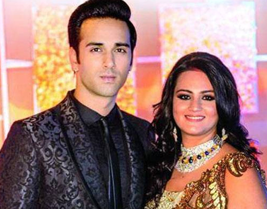 শ্বেতা রোহিরা নামের একজনকে বিয়ে করেছিলেন অভিনেতা পুলকিত সম্রাট। কিন্তু সে বিয়ে টেকেনি বেশিদিন। এক বছরের মাথায় ডিভোর্স হয়ে যায় দু’জনের। আর তার পরেই রটনা রটে ইয়ামি গৌতমের সঙ্গে ডেট করছেন পুলকিত।