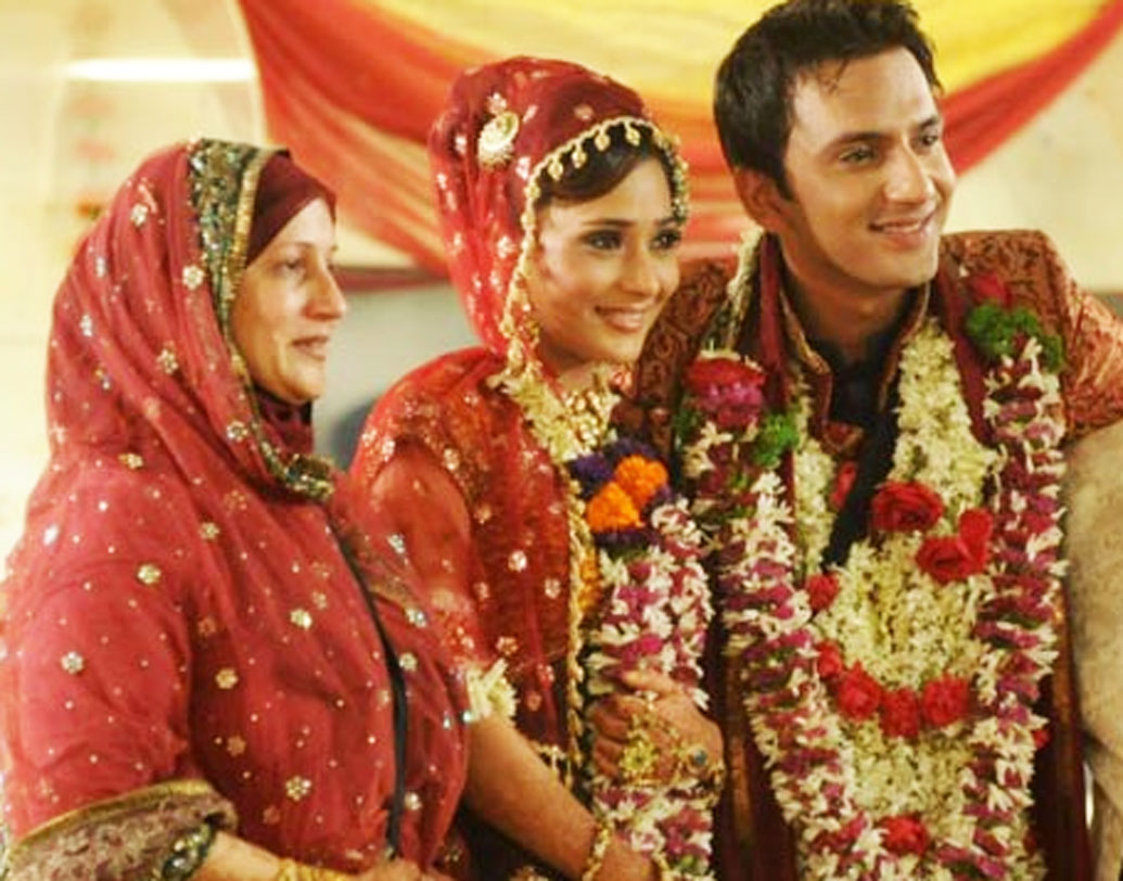 বিগ বস হাউসের ভিতরেই টেলি তারকা সারা খান আর আলি মার্চেন্ট বিয়ে করেছিলেন। মাত্র দু’মাস টিকেছিল সেই বিয়ে। আর আলি বলেছিলেন, ‘এটা আমার জীবনের একটা ভুল পদক্ষেপ।’