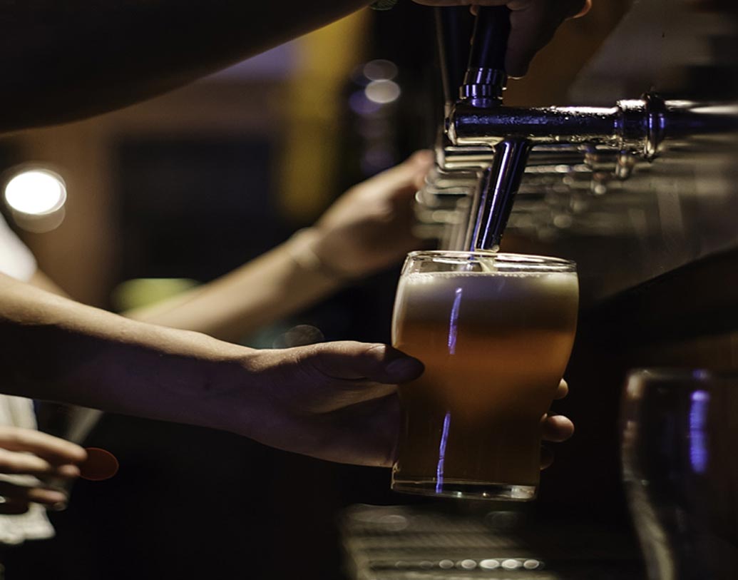 বিয়ার দিবস পালন করা হয় এই পানীয়টি যাঁরা প্রস্তুত করেন, তাঁদের কথা মাথায় রেখেই।