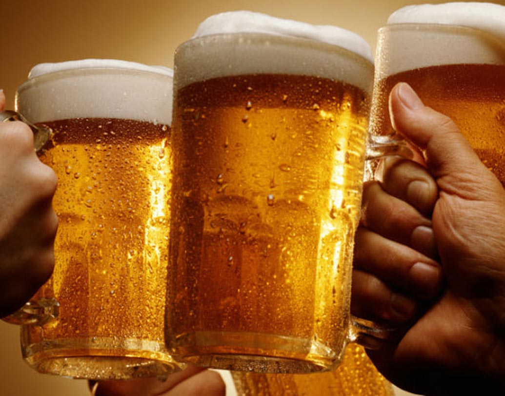 বিয়ার পান করলে নাকি ডায়াবেটিস হওয়ার সম্ভাবনা কমে। ২৩ % শতাংশ ক্ষেত্রে কমে অ্যালঝাইমার্সের সম্ভাবনাও। শিকাগোর লয়োলা বিশ্ববিদ্যালয়ের গবেষণা বলছে সেকথা।