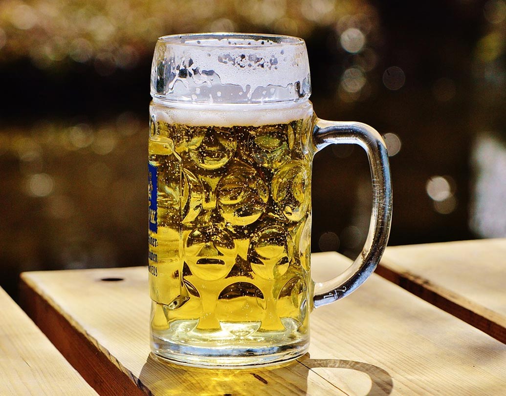 বিয়ার খেলে ধরে রাখতে পারবেন তারুণ্য। কারণ বিয়ারে রয়েছে ভিটামিন ই। জার্নাল অব সেল মেটাবলিজমে রয়েছে এই সংক্রান্ত গবেষণাপত্র।