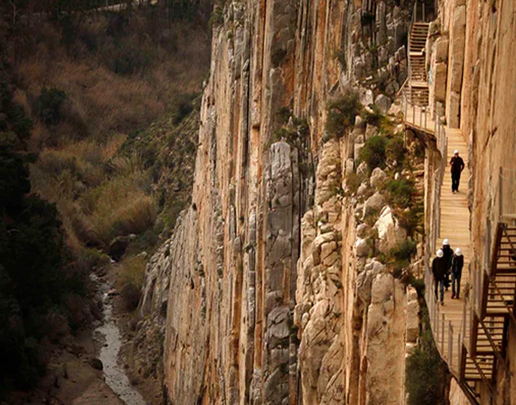 বলা হয়, এই রাস্তা দিয়ে রাজা ত্রয়োদশ আলফোনসো প্রথম হেঁটে যান। তাই নাম এল কামিনিতো দেল রেই বা রাজার ছোট্ট পথ।