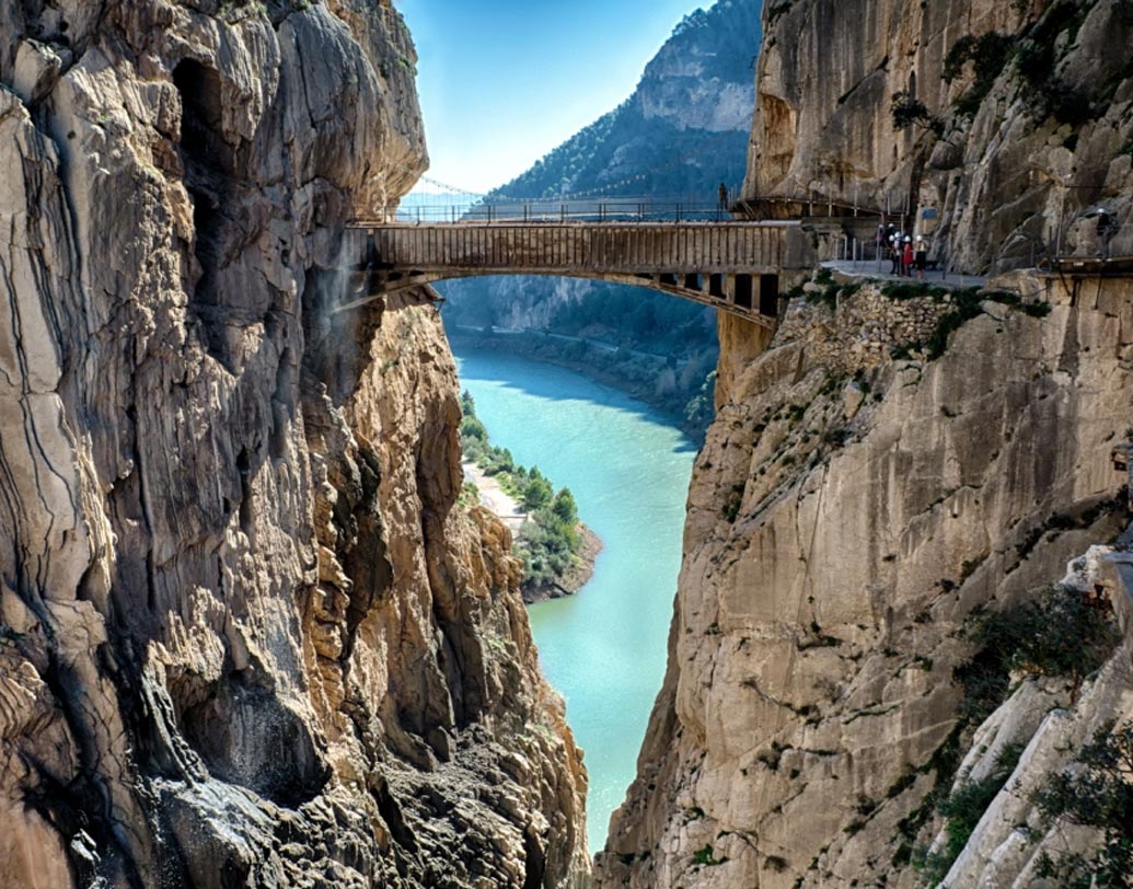 প্রথমে সংকীর্ণ পাথুরে পথটার ভিত্তি ছিল একটা ইস্পাতের দণ্ড। খানিকটা এগিয়ে কাঠের পাটাতনের পাশে ধরার যে রেলিংটা, সেটিও খুব নড়বড়ে ছিল। দক্ষ পর্বতারোহীদেরও বুক কাঁপত এটি পেরোতে।