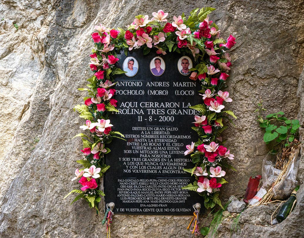 ১৯৯৯-২০০০ সালের মধ্যে পাঁচজন মারা যান এই পথ পেরোতে গিয়ে। এরপর ১১ বছর বন্ধ ছিল এটি।