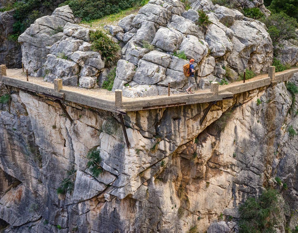 এখানে ৫০ জনের একটা দল একবারে প্রবেশ করতে পারে, তার বেশি নয়। দিনে হাজারখানেক পর্যটক এখানে আসেন। ন্যূনতম পাঁচ ঘণ্টা সময় লাগে এটি পেরোতে।