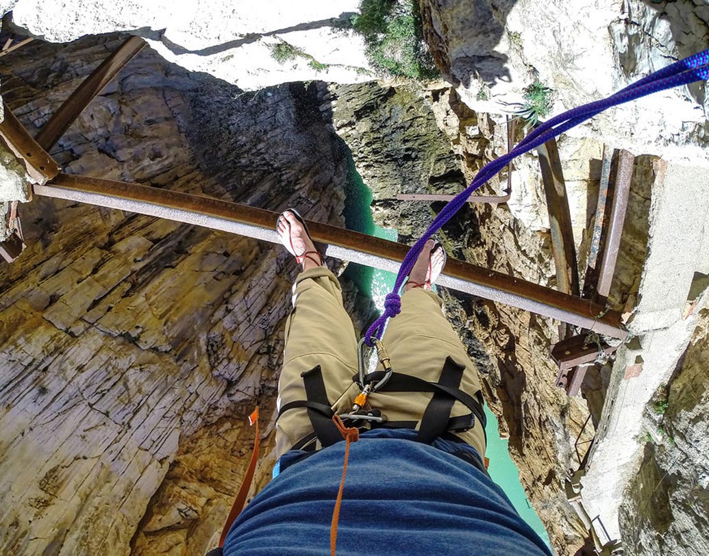 এই পথ পেরোনোর খরচ ভারতীয় মুদ্রায় প্রায় হাজার টাকা।