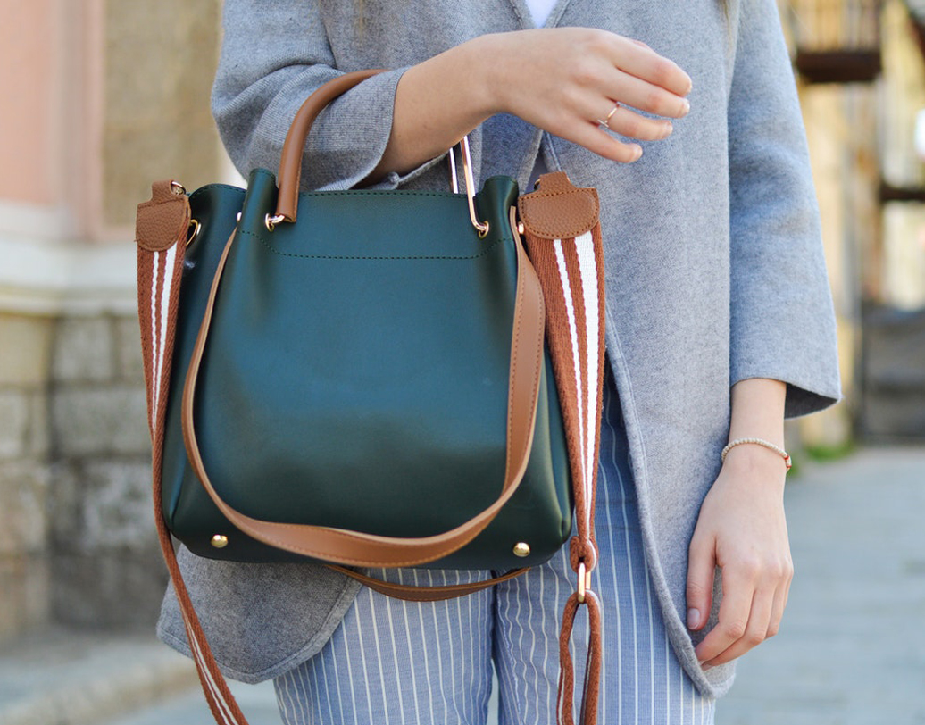 ভারী ব্যাগ: ছোটখাটো জিনিসও ব্যাগ থেকে বার করতে চান না মেয়েরা। কবেকার শপিংয়ের বিল, বাসের টিকিট, প্রতি দিনের অপ্রয়োজনীয় কাগজপত্রে ভরে ওঠে ব্যাগ। তা ছাড়া অনেক মেয়েই ব্যাগে জিনিস ভরতেই থাকেন, ‘যদি কাজে লাগে’-র বিশ্বাসে। এই অভ্যাসে স্পনডিলাইটিসে ভোগেন অনেকেই। ছবি: আনস্প্ল্যাশ।