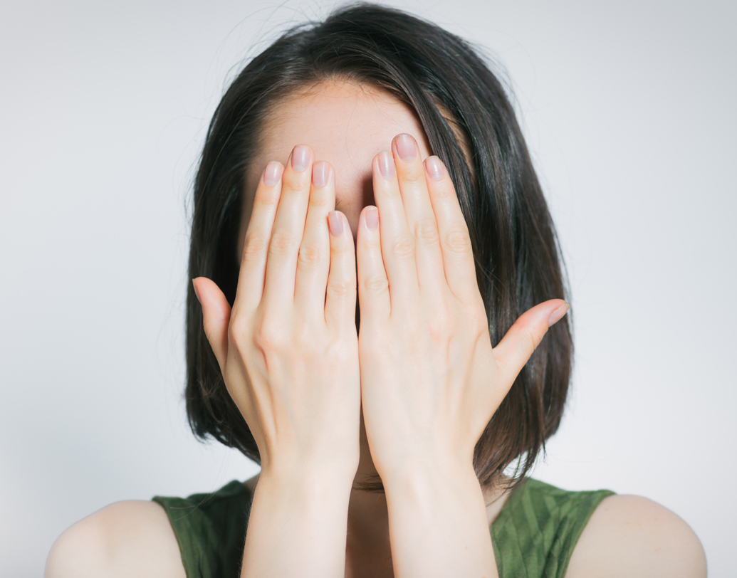 মুখে হাত: মেয়েদের অনেকেই ঘন ঘন মুখে হাত বোলান। এমন অভ্যাস থাকলে তা বদলানো উচিত। এমনিতেই মেয়েদের ত্বক স্পর্শকাতর। হাত না ধুয়ে তাই ঘন ঘন মুখে হাত দিলে তা ত্বকের ক্ষতি করে। চর্মরোগ বিশেষজ্ঞদের দাবী, ব্রণ হওয়ার একটি কারণও এই অপরিষ্কার হাত ঘন ঘন মুখে দেওয়া। ছবি: শাটারস্টক।