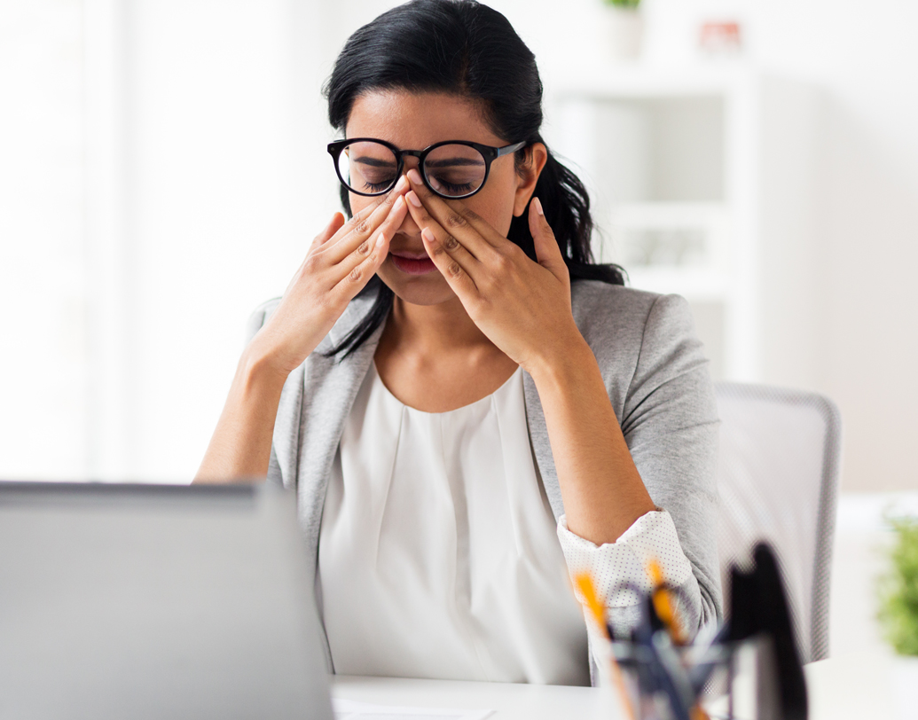 চোখ কচলানো: অকারণে চোখের কোণে হাত দেওয়া ও চোখ কচলানোও ক্ষতি করে। চোখে লেন্স পরলে ভাল করে চোখ পরিষ্কার করার পর লেন্স পরুন। তাতেও যদি চোখ কড়কড় করে, তবে তা নিয়ে চিকিৎসকের সঙ্গে কথা বলুন। কিন্তু ঘন ঘন চোখ কচলালে বা চোখের কোণে হাত দিলে কাজল-লাইনার তো ঘেঁটে যায়-ই, সঙ্গে অপরিষ্কার হাত থেকে চোখে ইনফেকশানের ভয়ও থাকে। ছবি: শাটারস্টক।