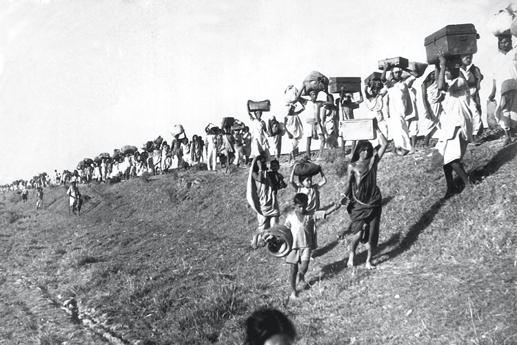আশ্রয়ের খোঁজে: পূর্ব পাকিস্তান ছেড়ে পশ্চিমবঙ্গের পথে উদ্বাস্তুরা। ১৯৪৯ সালে। ফাইল চিত্র