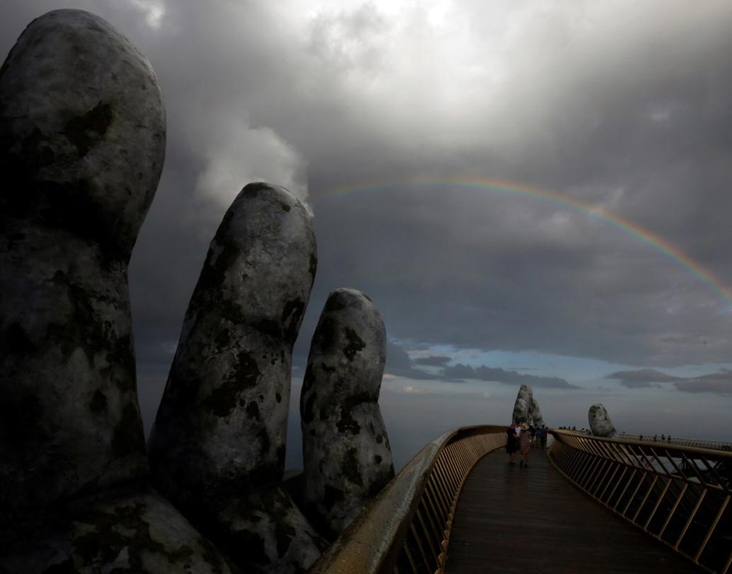 দানাং বা স্থানীয় ভাষায় বা-না হিলসের গায়ে নির্মিত সেতুটি ৪৯০ ফুট দীর্ঘ। পাহাড় ও জঙ্গলের বুক চিরে সাপের মতো আঁকাবাঁকা সেতুটি গিয়েছে পাশের এক পাহাড়ে।