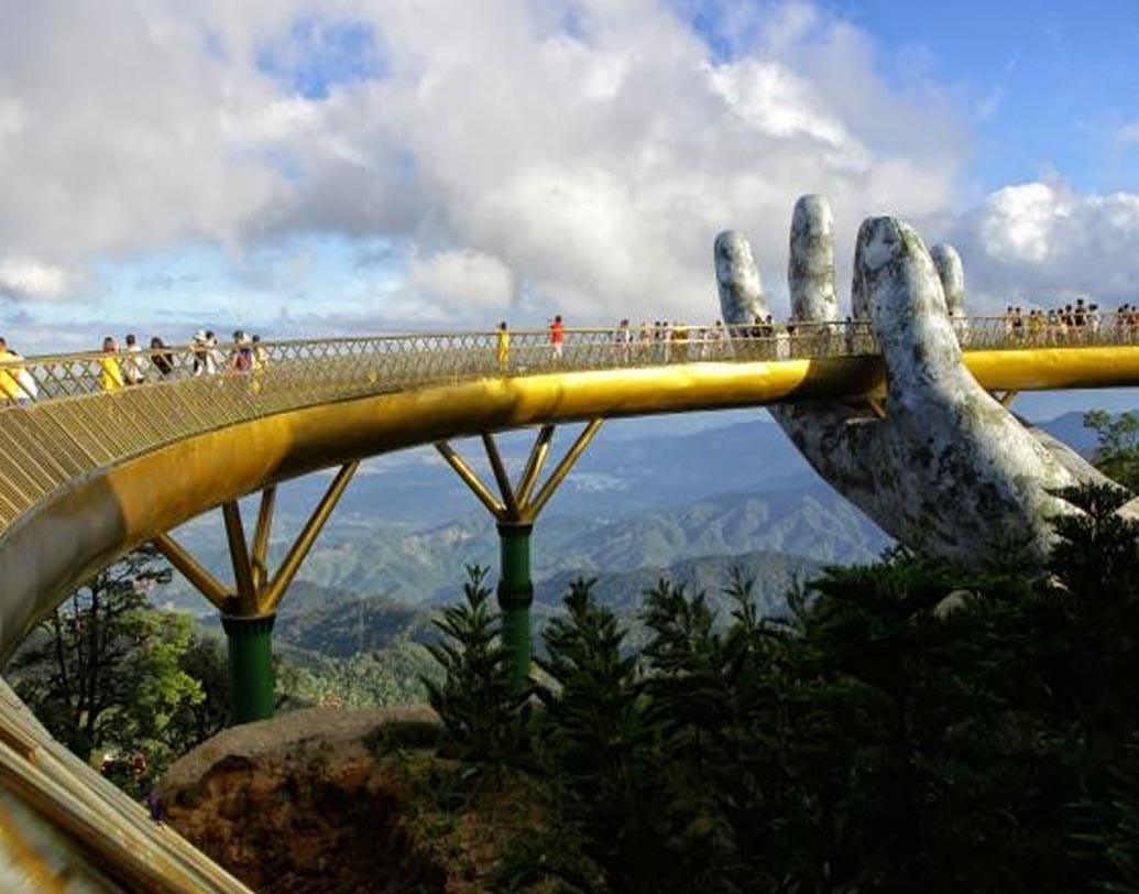 ১৯১৯ সালে ভিয়েতনামের শাসক ছিল ফরাসিরা। তাঁদের উপনিবেশ ছিল বা-না হিলসে। চলতি বছরের জুনে এই গোল্ডেন ব্রিজ উদ্বোধনের পর পর্যটকের ঢল নেমেছে সেখানে।