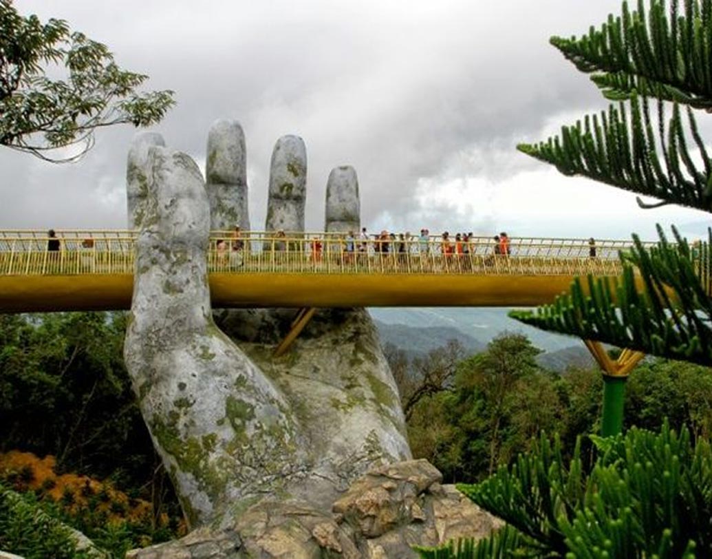 স্টিল, কংক্রিট আর ফাইবার গ্লাসের তৈরি এই বিস্ময়কর স্থাপত্যকীর্তির উপর দিয়ে হাঁটার সময় গোটা শহর দেখা যায়। তবে এই সেতু দিয়ে গাড়ি চলাচল নিষিদ্ধ।