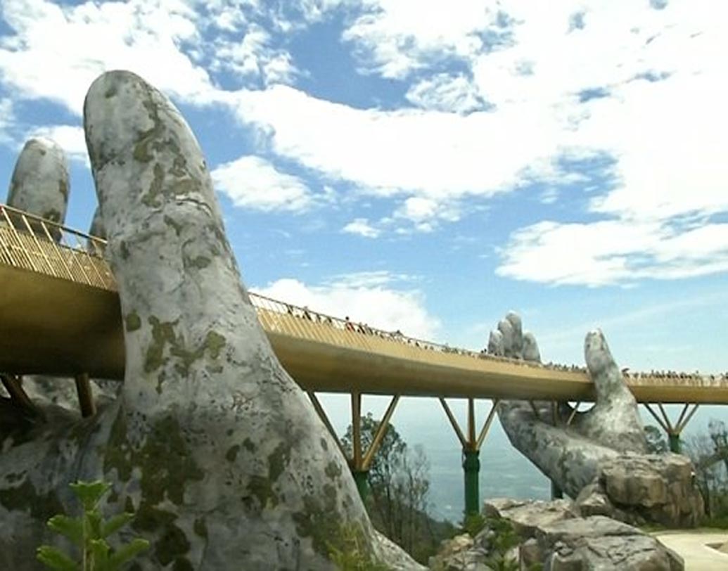 সেতুটির মূল স্থপতি ভু ভিয়েত আন চেয়েছিলেন, ঈশ্বরের হাতে ধরা একটা সোনালি সুতোর মতো যেন দেখতে লাগে এটিকে। সমুদ্রপৃষ্ঠ থেকে প্রায় ৩২৮০ ফুট উপরে তৈরি হয়েছে এই সেতু।