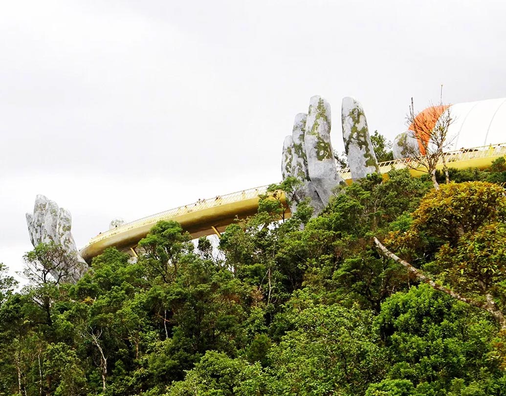 বা-না হিলসে রয়েছে পাহাড়ের উপর দিয়ে যাতায়াতের জন্য কেবল কার। রয়েছে অসংখ্য প্রাসাদ আর ক্যাথেড্রাল-সমৃদ্ধ মধ্যযুগের ফরাসি অধ্যুষিত গ্রামের ছোঁয়া। রয়েছে মনভোলানো বাগান।