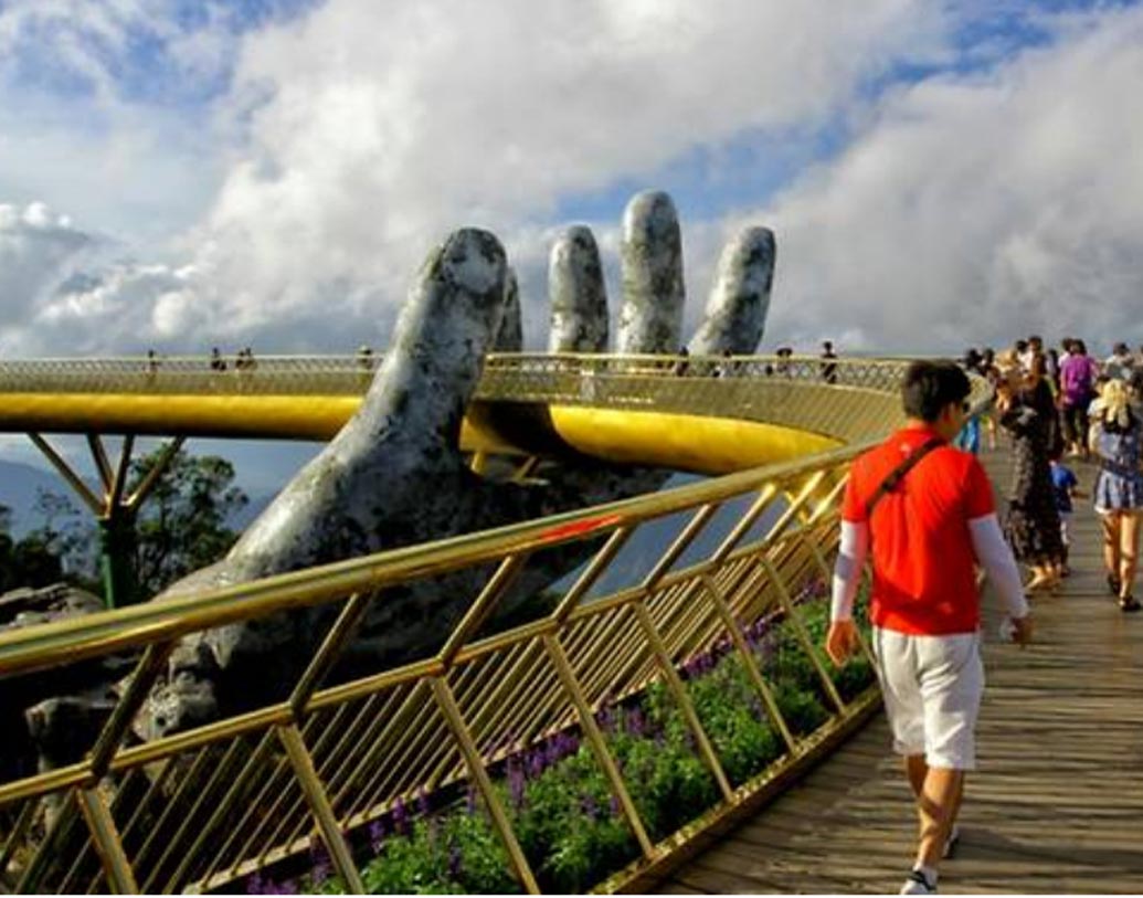 গোল্ডেন ব্রিজের পর ভিয়েতনামে শুরু হয়েছে সিলভার ব্রিজের কাজ। হ্যান্ড অব গডের পর এ বার হেয়ার অব গড ব্রিজ। হাতের সঙ্গে সামঞ্জস্য রেখেই তৈরি হবে চুল, তার মধ্য দিয়ে রুপোলি সেতু।