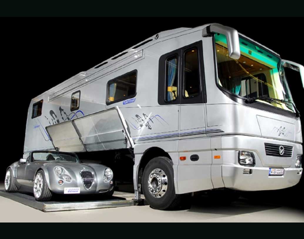 ফেদারলাইট ভান্তারে প্ল্যাটিনাম প্লাস: আনুমানিক দাম ১৮ কোটি টাকা। মার্বেলের মেঝে ও ইটালিয়ান লেদারের অন্দরসজ্জা রয়েছে এতে। মাস্টার বেডরুমে রয়েছে ট্রেড মিলও। আর রয়েছে জিপিএস সিস্টেম। ট্র্যাফিক আর আবহাওয়ার আপডেটের ব্যবস্থাও সর্বাধুনিক। এর ভিতরের গ্যারজে ধরে যায় আস্ত একটি স্পোর্টস কার।